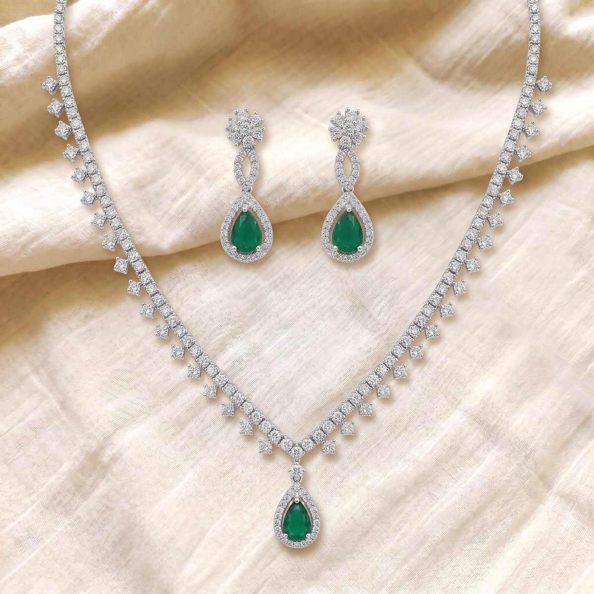 Emerald Eclat Diamond Teardrop Necklace Set